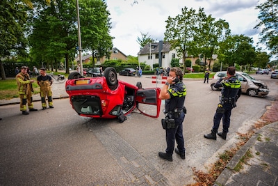 Auto belandt ondersteboven op de weg door botsing in Eindhoven