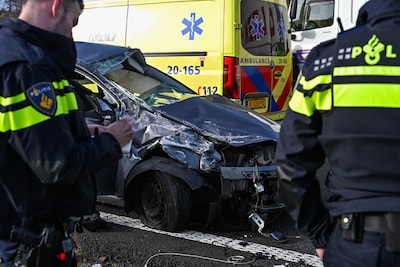 Twee gewonden bij ongeval op de A58 bij Breda: auto slaat over de kop