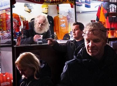 Joops kraam weg? Waar koop je dan een anti-Ajax-sjaal of een PSV-string? ‘Ongelofelijk, dit is een i