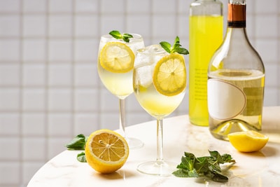 Na aperol is ook limoncello spritz een grote hit: ‘Lekker groot glas, goedkoper dan gewone cocktail’
