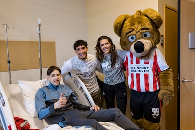 PSV’ers bezorgen kinderen in het ziekenhuis afleiding met een persconferentie: ‘Boadu is de grappigs