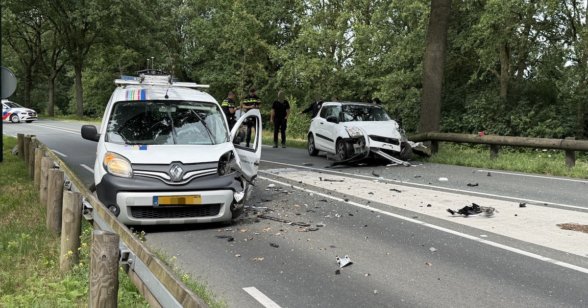 Bestuurder gewond naar het ziekenhuis na botsing tussen auto en bestelwagen in Zeeland