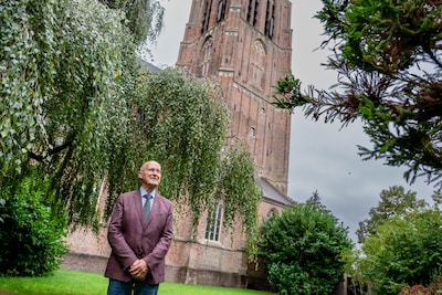 Pastoor Wim van Meijl viert mijlpaal in zijn tweede thuis: ‘Zolang ik zonder hulp het priesterkoor o