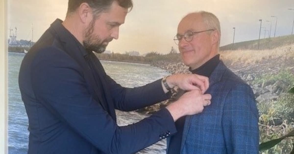 Oorlogsgravenstichting bedankt Sjako Janse uit Hardinxveld-Giessendam met gouden erespeld