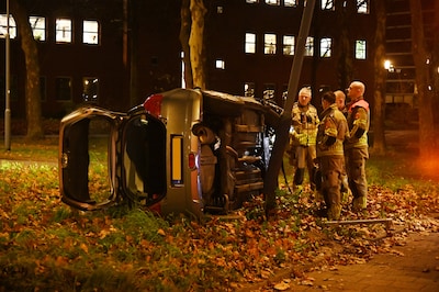 Auto rijdt bordjes om, schiet over vluchtheuvels heen en komt op zijkant terecht