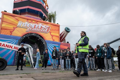 Hoe een festivalterrein ineens een klaslokaal wordt: scholieren laten lasers, rook en muziek afgaan op techniekdag Intents
