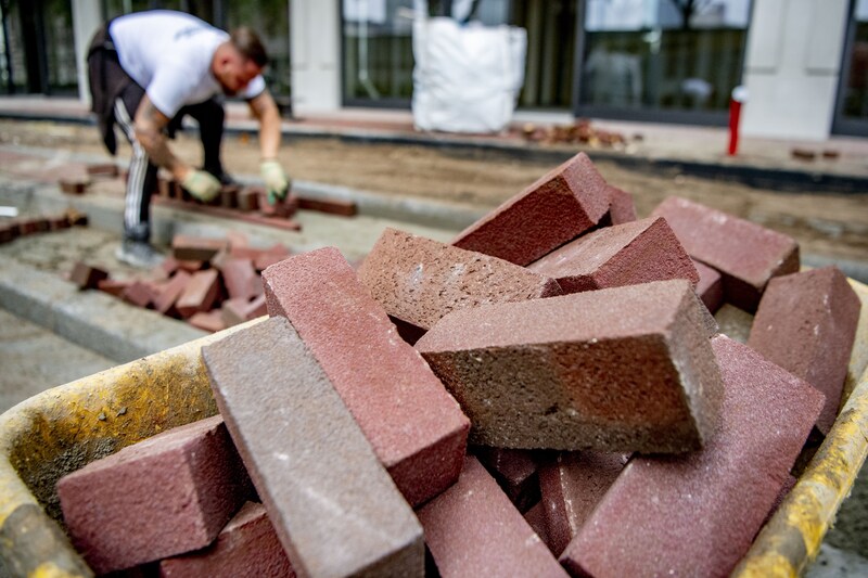 Een stratenmaker aan het werk.