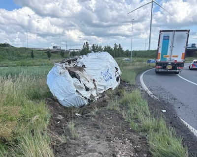 Vrachtwagen verliest rupsband van 36.000 kilo: ver