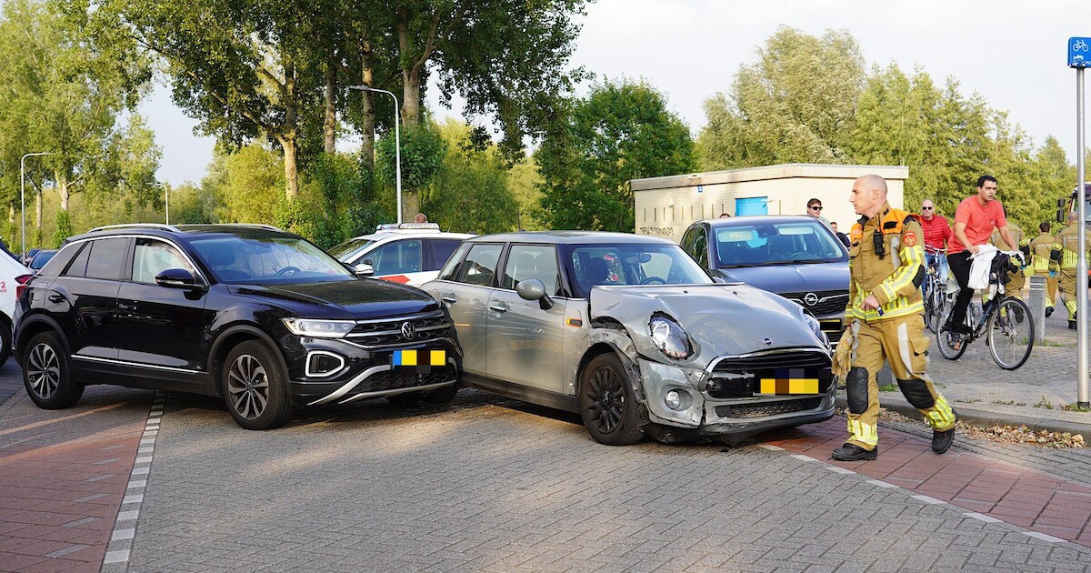 Auto’s lopen schade op bij botsing op kruising in Tilburg.