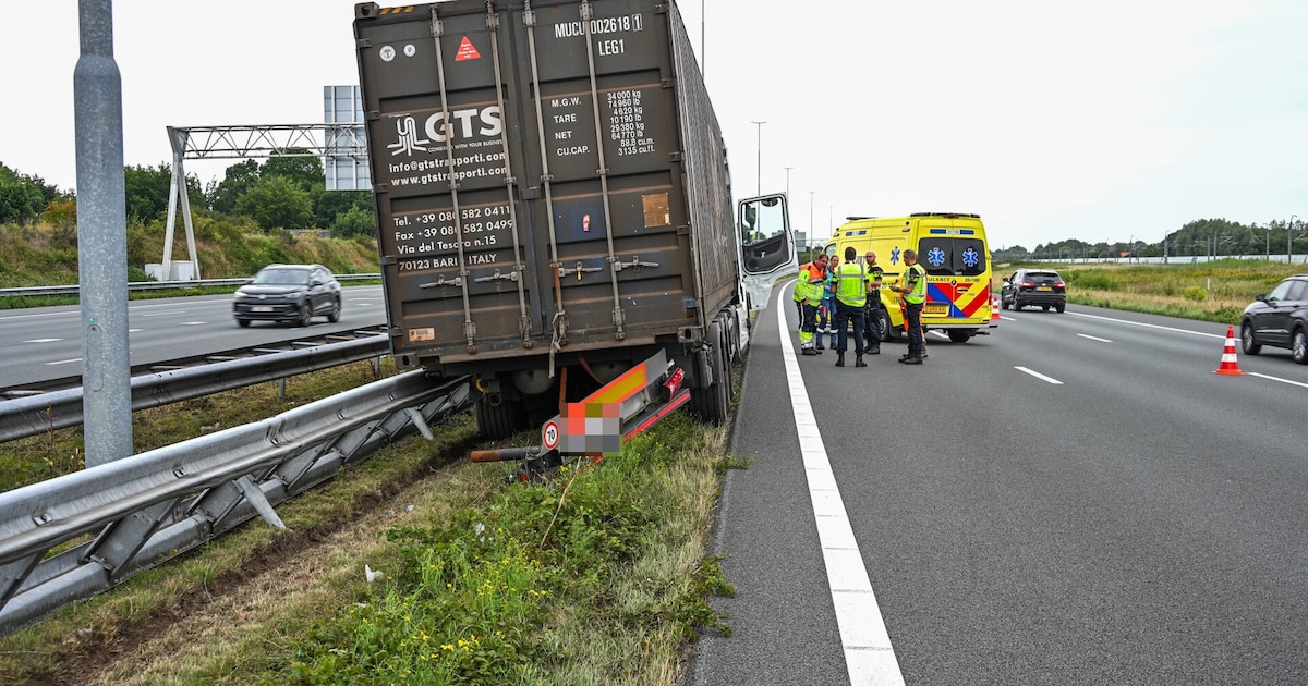 A16 hele avond dicht na ongeval met vrachtwagen • Gestolen auto teruggevonden, twee mannen aangehouden.