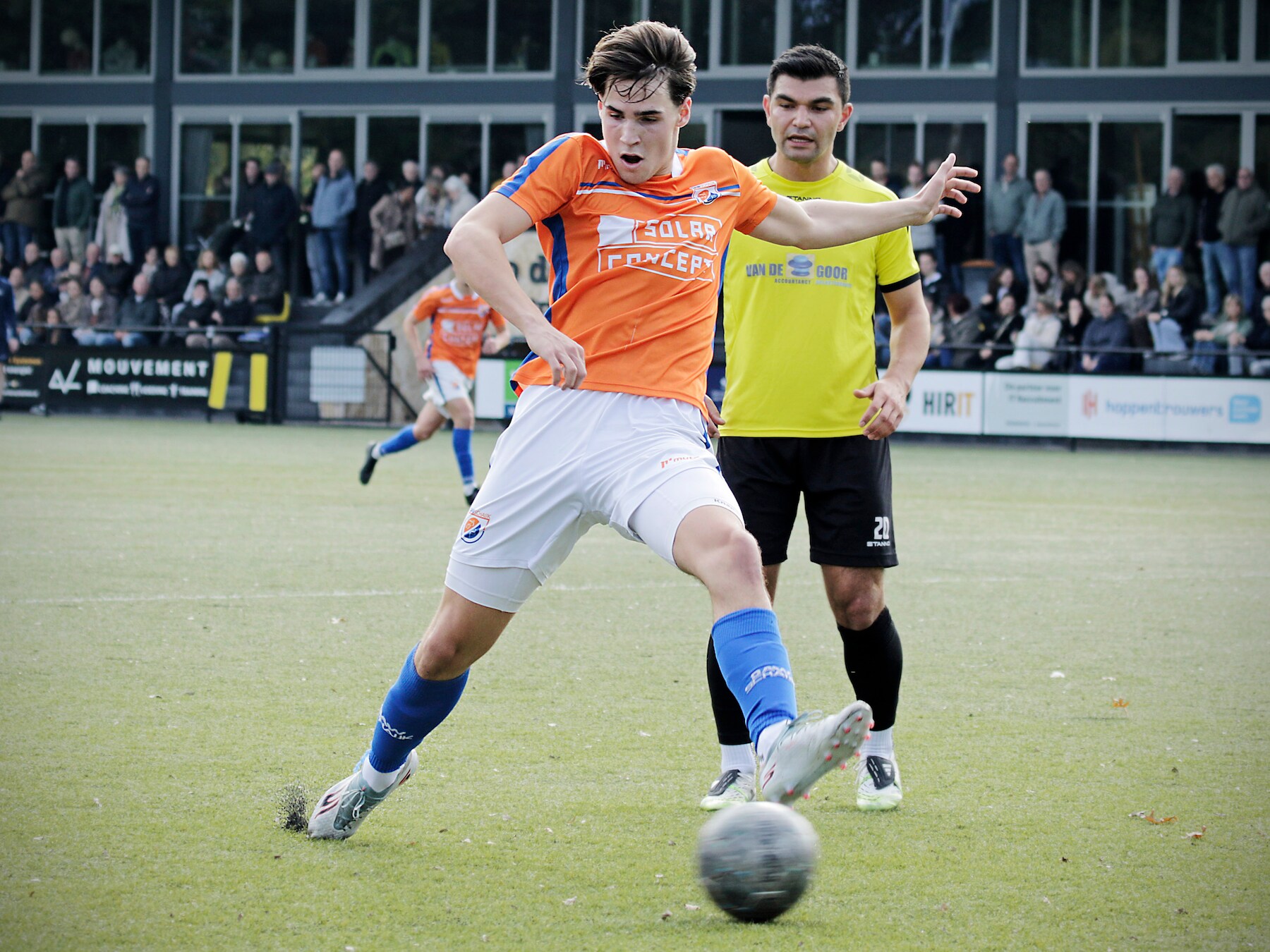 Nieuwe spelregel krijgt hoofdrol in ‘knullig’ slot wedstrijd DAW: ‘De scheids loerde erop’