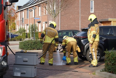 Vrouw mengt schoonmaakmiddelen, ademt giftige dampen in en moet naar ziekenhuis
