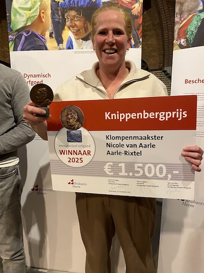 Houten klompen met een hakje en passie voor ambacht: Nicole van Aarle wint Knippenbergprijs 2025
