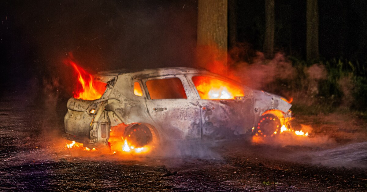 Auto gaat in vlammen op in Den Dungen, politie houdt rekening met brandstichting