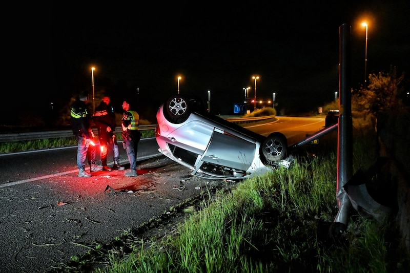De auto belandde ondersteboven op de A65.