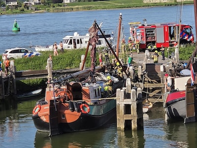 Brand breekt uit op schip in Woudrichem, brandweer rukt uit