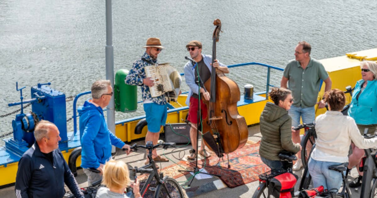 Pontjesdagen tijdens pinksterweekend: het Maasgebied verkennen met entertainment op en rond pontjes