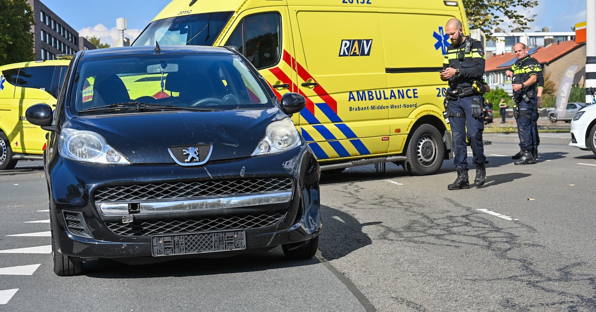 Fietsende tiener is er ‘slecht aan toe’ na botsing in Breda, politie moet ambulance begeleiden vanwege grote spoed.