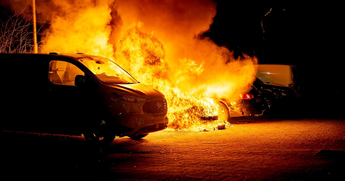 Auto brandt volledig uit op parkeerplaats in Tilburg