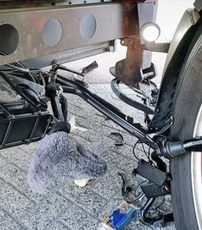 Fiets belandt onder vrachtwagen bij aanrijding in Tilburg, bestuurder naar ziekenhuis
