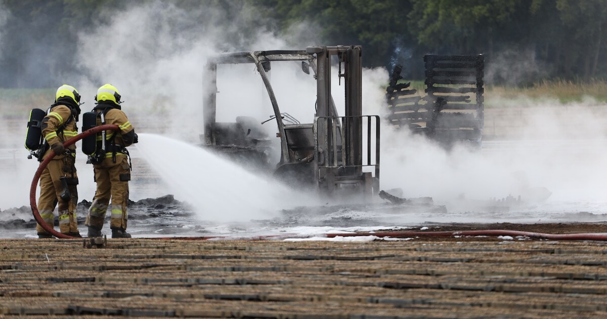 Felle brand verwoest heftruck op akkerbouwveld in Odiliapeel
