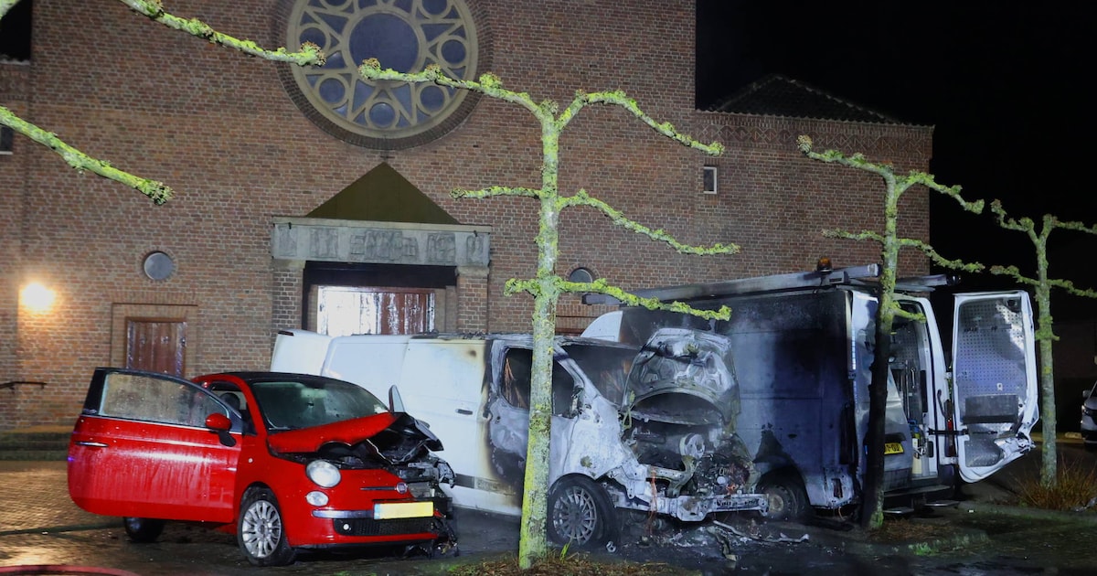 Brand in Ammerzoden legt drie voertuigen in de as: politie vermoedt brandstichting