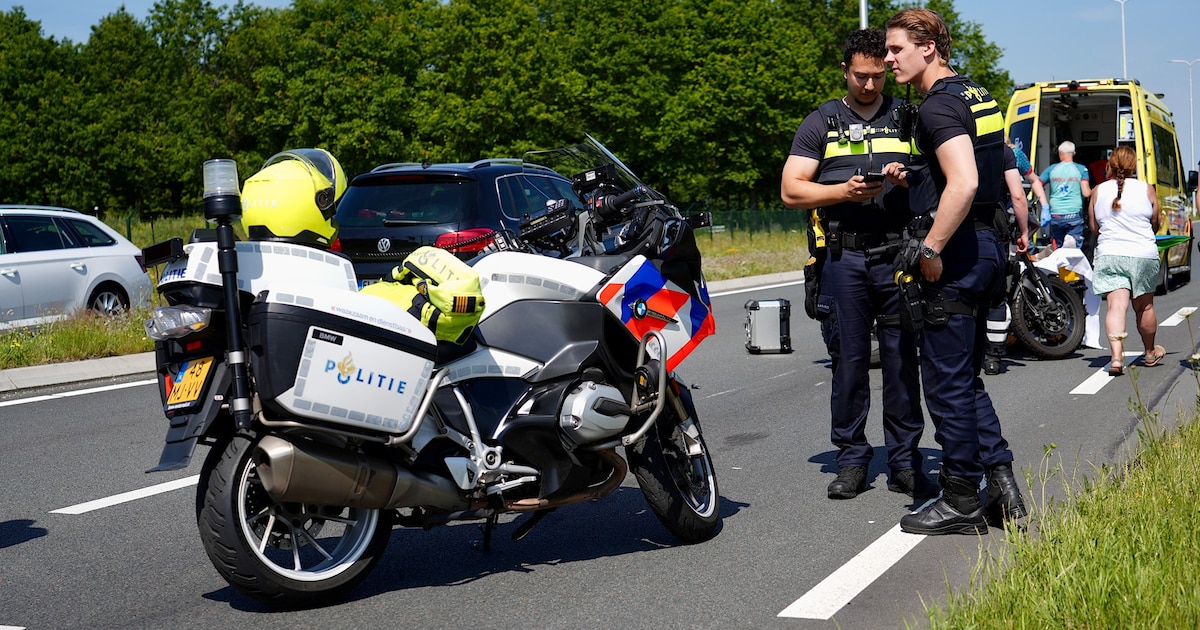 Motorrijder botst tegen trailer in Hulten, politie doet onderzoek