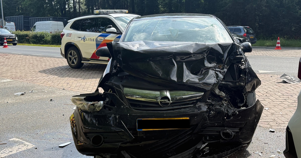 Twee auto's zwaar beschadigd door botsing op N65 bij Vught