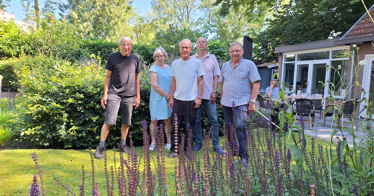 Handen uit de mouwen in tuin van De Honingraad