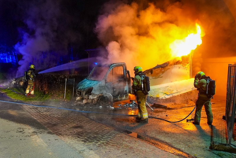 Meerdere voertuigen zijn in de nacht van donderdag op vrijdag in brand gevlogen in Heesch.
