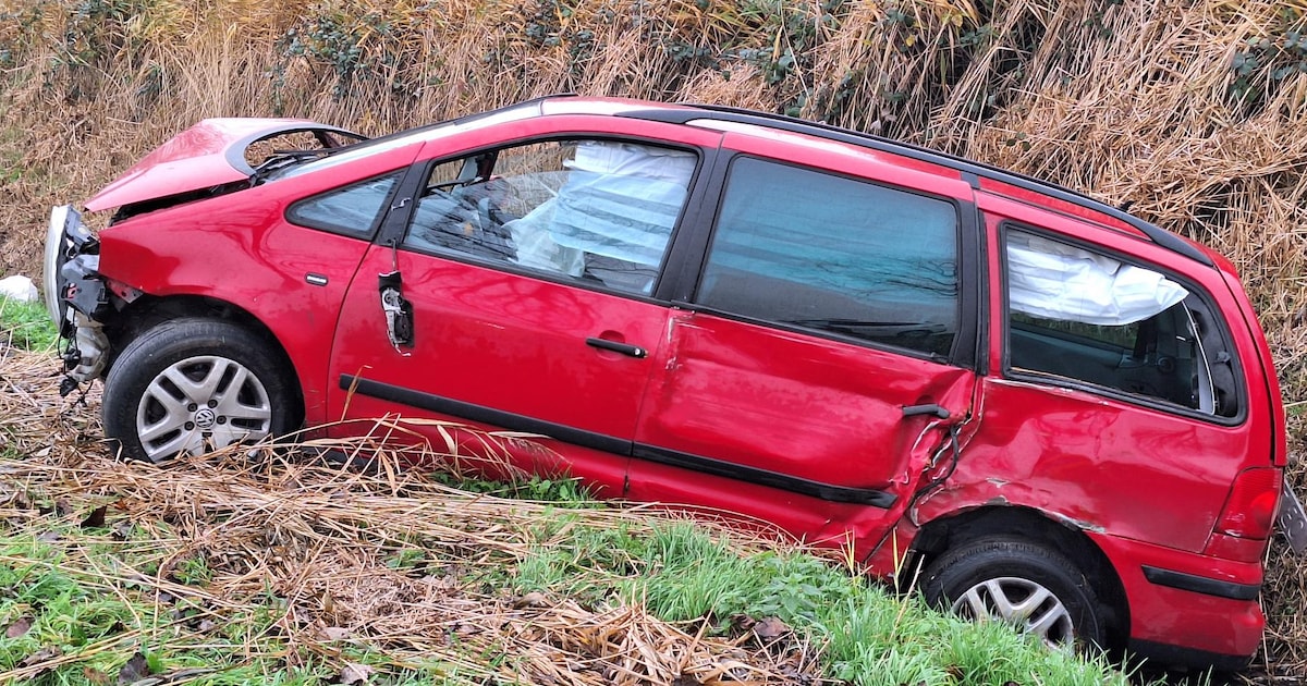 Auto klapt op boom en belandt in de sloot, bestuurder gewond naar ziekenhuis