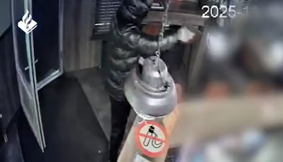 Politie deelt beelden van gewapende overval in coffeeshop Eindhoven