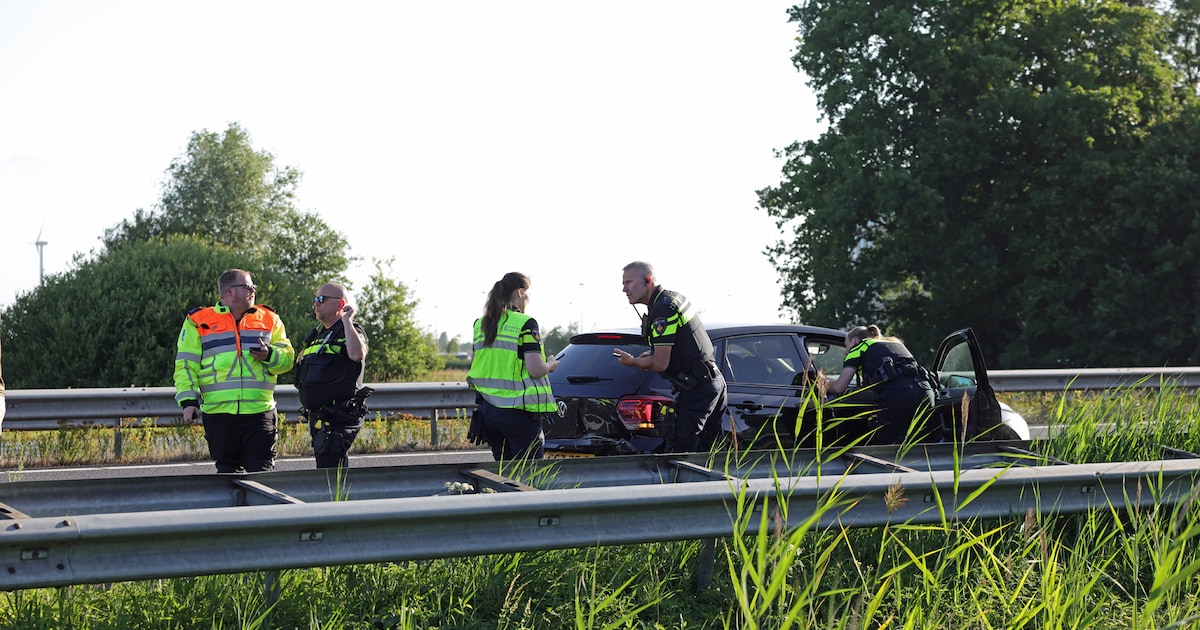 File op A59 door ongeluk bij Waalwijk: auto’s botsen op elkaar.