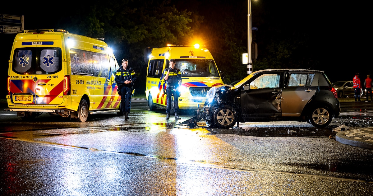Twee auto’s zwaar beschadigd bij botsing op gevaarlijk kruispunt in Tilburg.