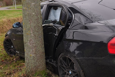 Auto botst tegen boom in Helmond, forse schade