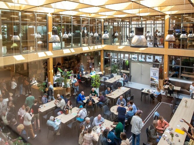 Selectiespelers FC Den Bosch zijn ober voor een dag Den Bosch bd.nl