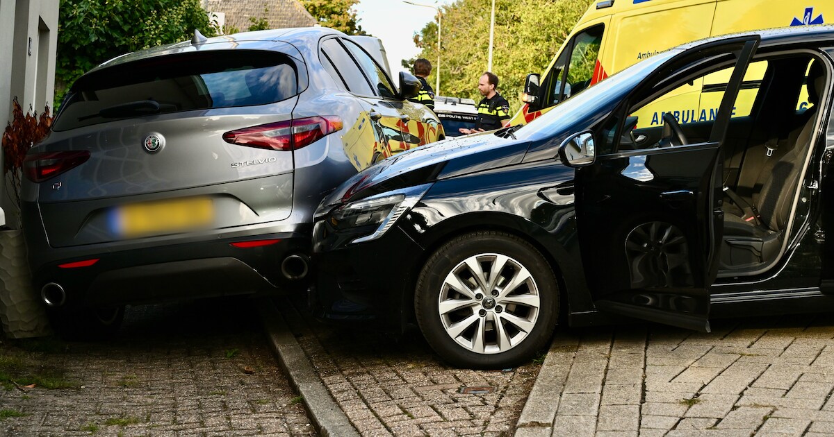 Automobilist botst op geparkeerde auto op Havendijk in Beesd | 112 nieuws West Betuwe | BD.nl