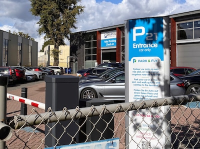 Ruzie tussen parkeerbedrijven bij Eindhoven Airport escaleert na diefstal klantenbestand