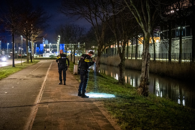 Vụ nổ súng trước nhà tù ở Alphen, một người được đưa đến bệnh viện và nghi phạm vẫn đang lẩn trốn | Tin tức trong nước | BD.nl