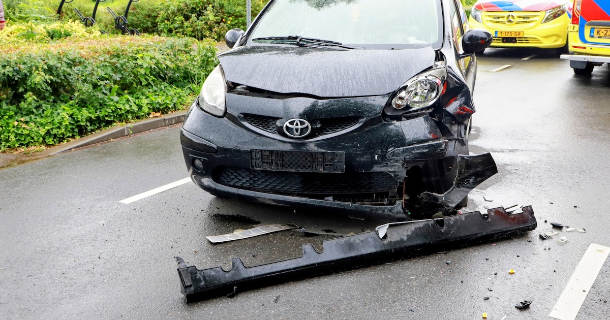 Botsing tussen twee auto's op Prinses Marijkelaan in Maurik