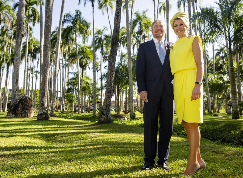 Koning Willem-Alexander en koningin Máxima poseren voor de pers in een Palmentuin.