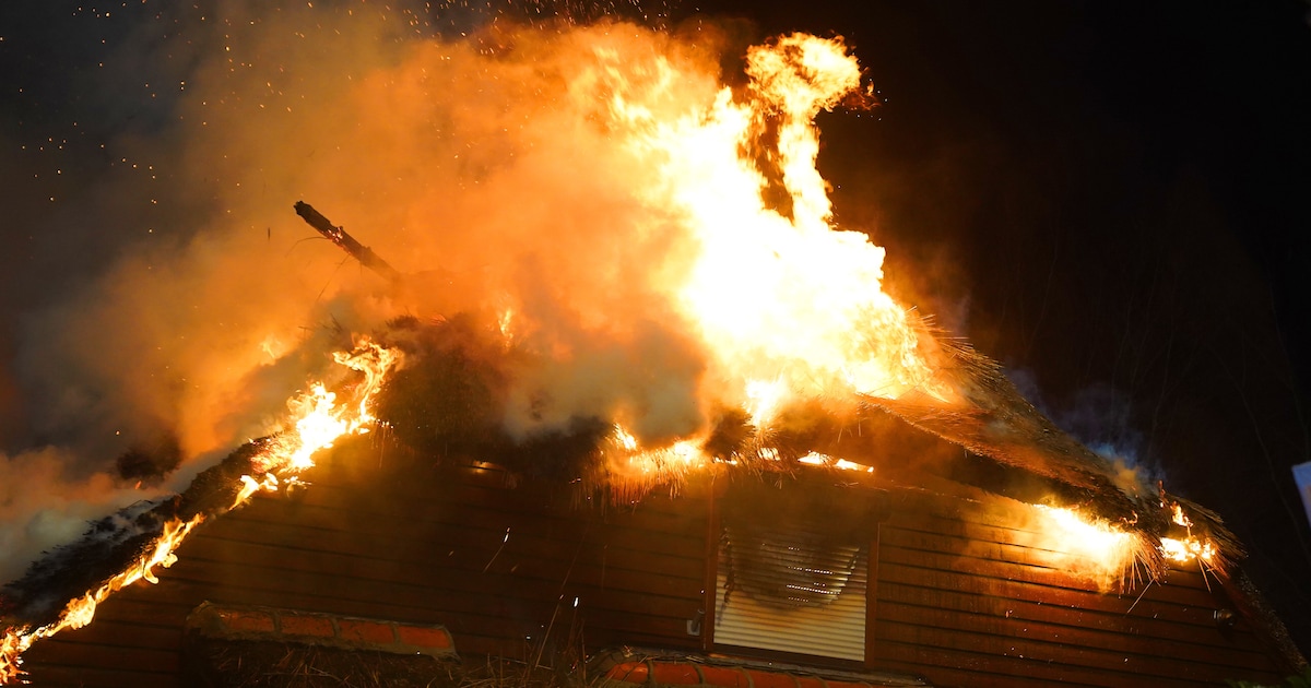 Huis met rieten dak verwoest en garageboxen in brand: dit gebeurde er tijdens de jaarwisseling in de