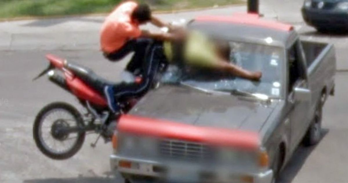 Een enge clown, ongelukken en opgestoken middelvingers: man maakt tentoonstelling met opmerkelijke foto’s van Street View.