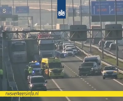 A2 richting Eindhoven dicht na twee ongevallen met vrachtwagens en auto’s
