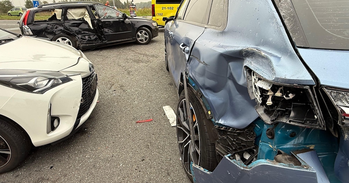 Auto rijdt vermoedelijk door rood bij A2 Den Bosch en veroorzaakt ongeval met vier voertuigen.