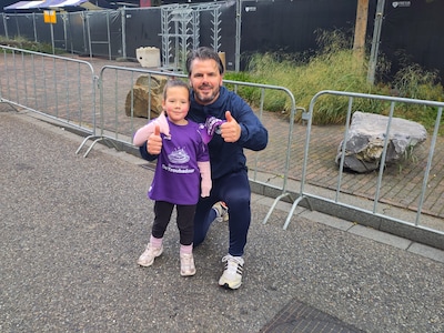 Eerste kinderen over de finish van de Kidsrun, duizenden deelnemers op de korte afstanden van de mar
