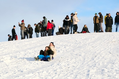 Code geel verlengd tot dinsdagochtend wegens gladheid, hinder in openbaar vervoer