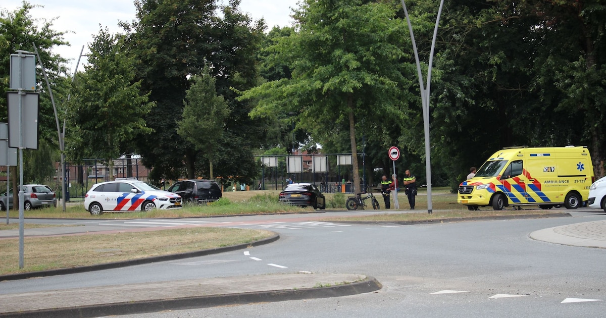 Jongen op fatbike gewond na botsing met auto op rotonde in Oss.