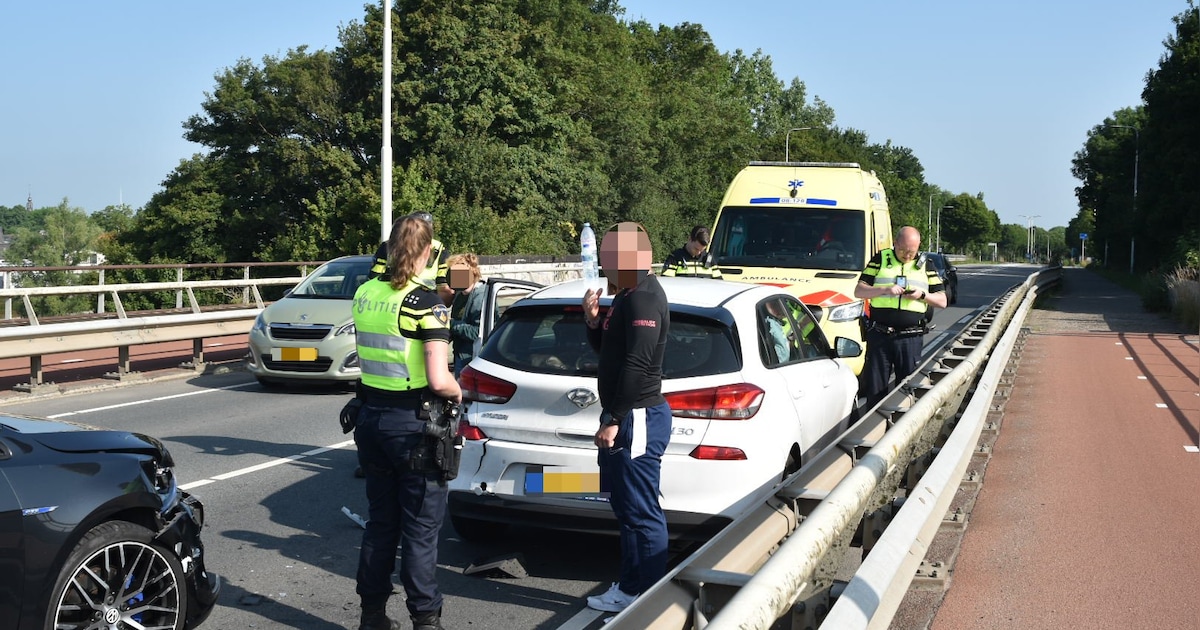 Kettingbotsing met drie auto’s op de Maasbrug bij Hedel.
