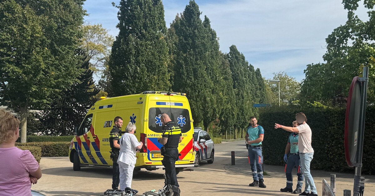 Fietser wordt aangereden op rotonde in Apeldoorn en moet naar het ziekenhuis.